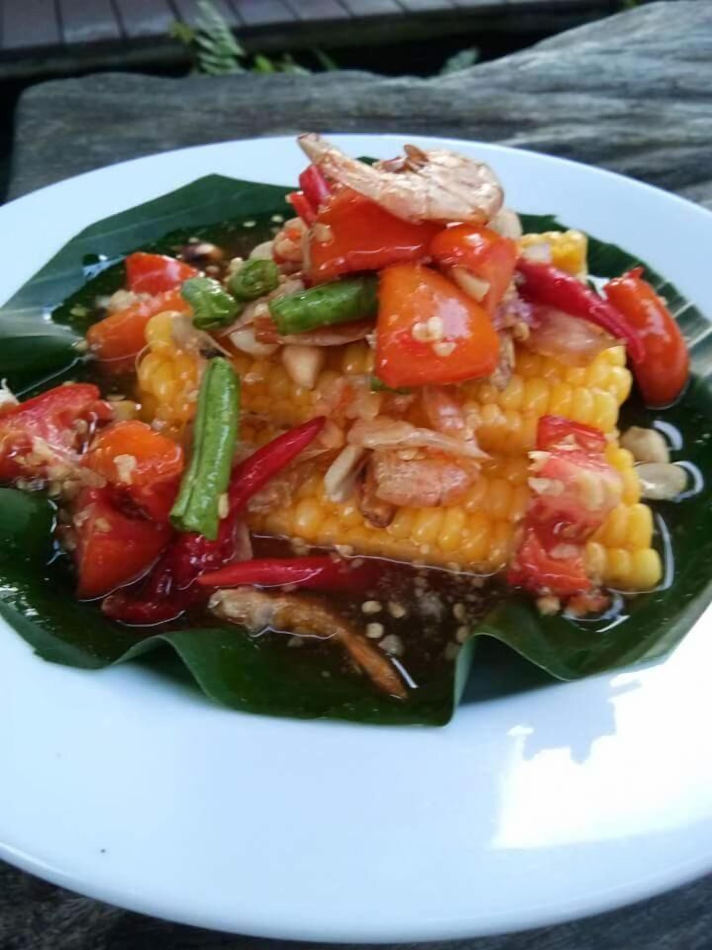 breakfast, lunch, dinner served; international cuisine