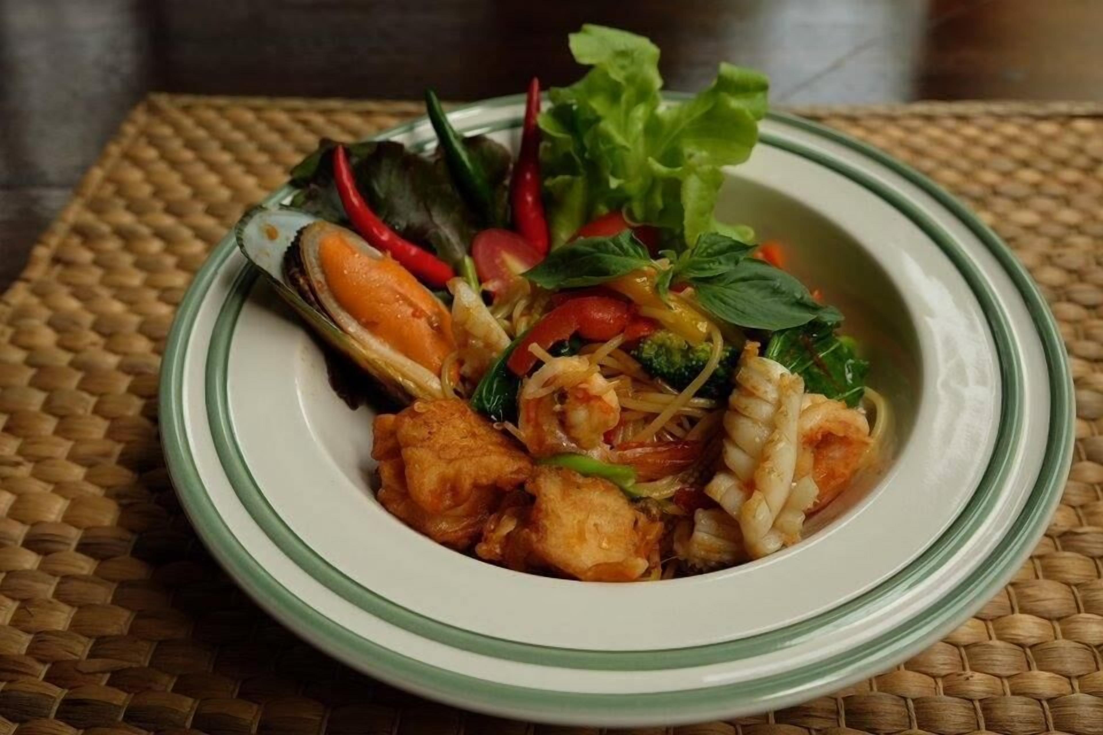 breakfast, lunch, dinner served; international cuisine