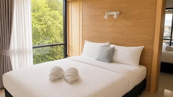 Escritorio, tabla de planchar con plancha, wifi gratis y ropa de cama