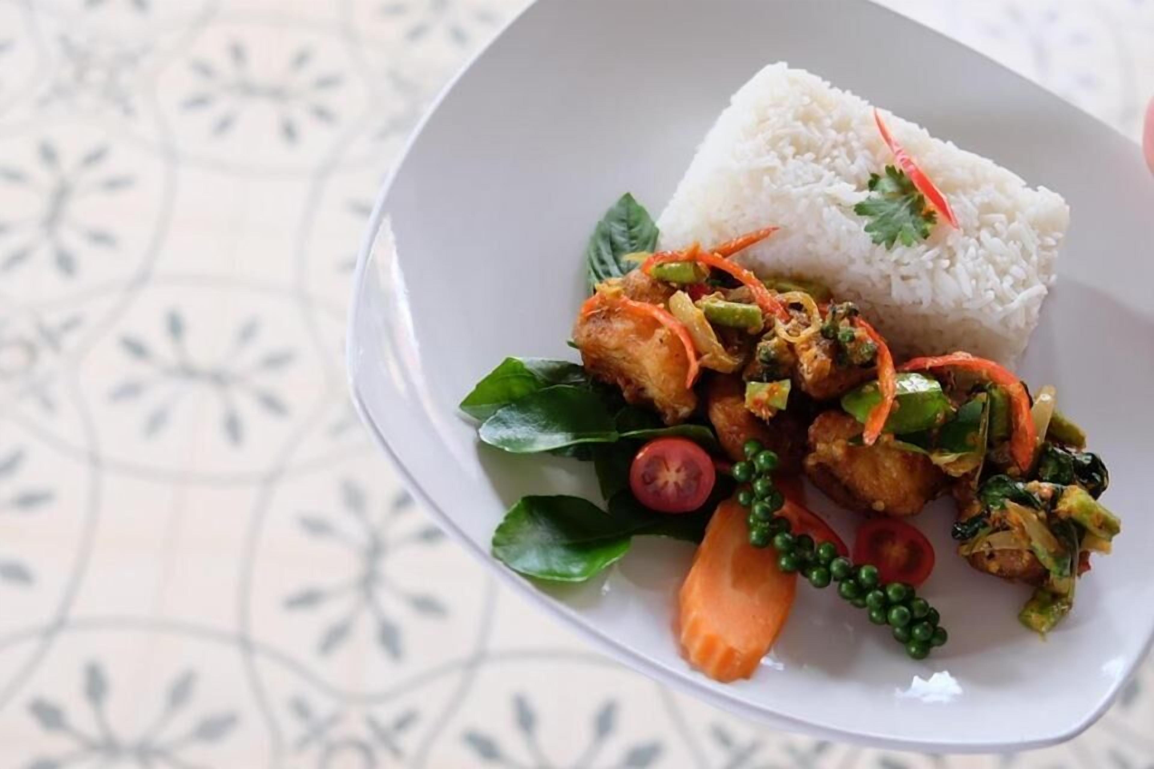 breakfast, lunch, dinner served; international cuisine