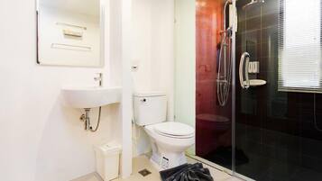 Douche, douche à « effet pluie », articles de toilette gratuits
