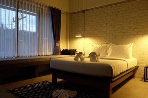 Minibar con artículos gratuitos, escritorio, cortinas opacas