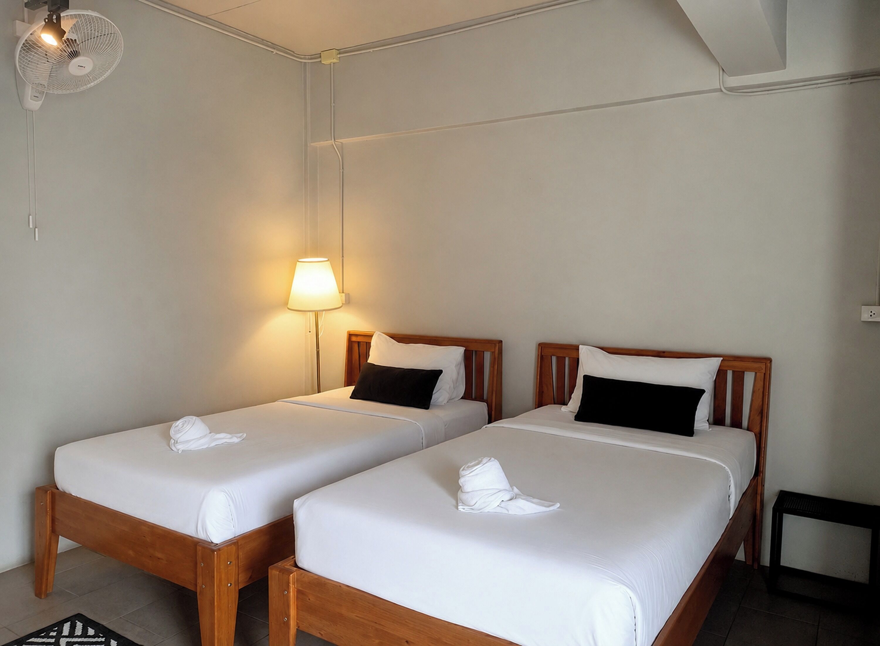 Habitación estándar con 2 camas individuales | Minibar con artículos gratuitos, escritorio, cortinas opacas