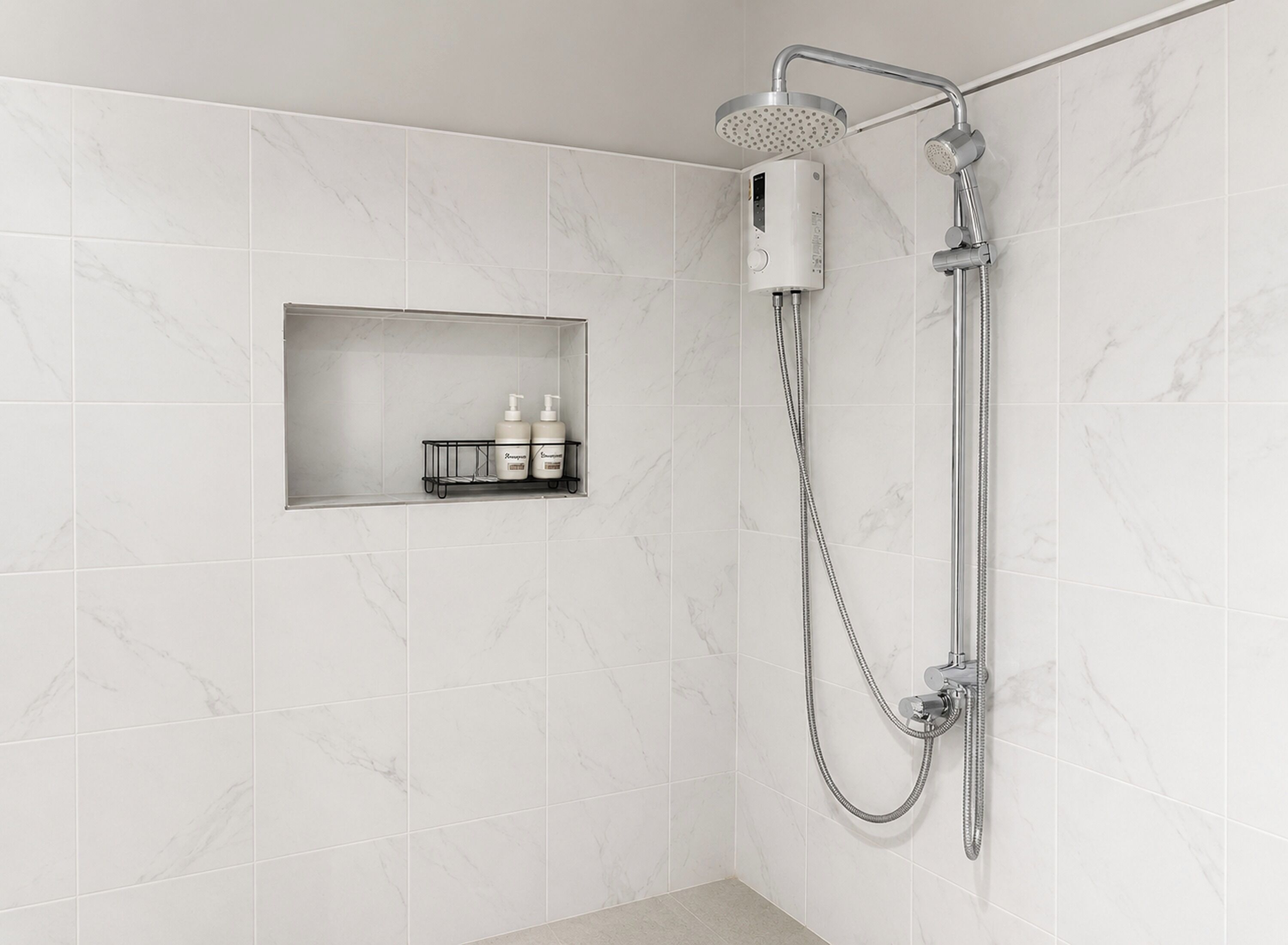 Deluxe Double Room | Bathroom | Shower, rainfall showerhead, free toiletries, hair dryer