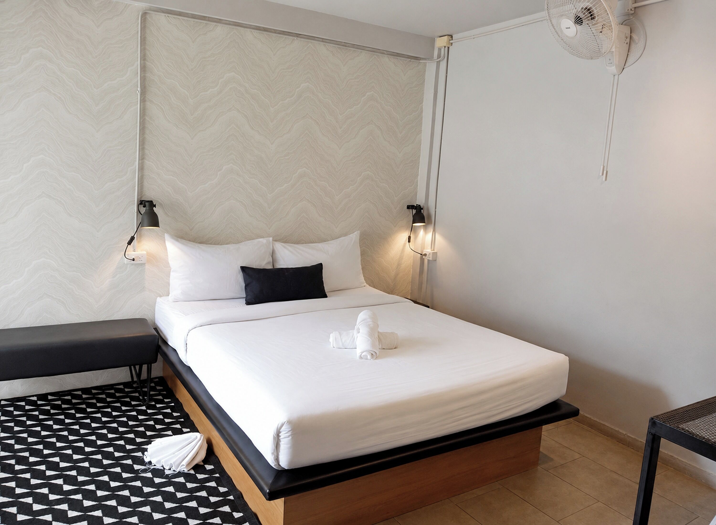 Habitación estándar doble | Minibar con artículos gratuitos, escritorio, cortinas opacas