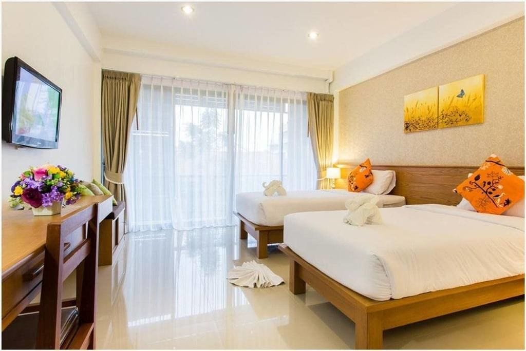 standard twin room | free minibar, desk, blackout curtains, free wifi