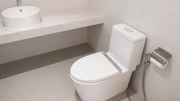 Deluxe Double Room | Bathroom | Shower, rainfall showerhead, free toiletries, hair dryer