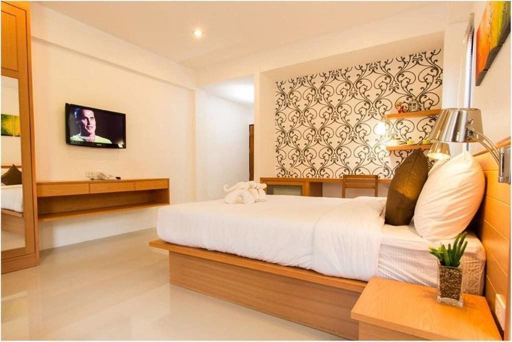 standard double room | free minibar, desk, blackout curtains, free wifi