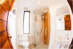 Habitación familiar, habitaciones conectadas | Baño | Regadera, regadera tipo lluvia, amenidades de baño gratuitas 