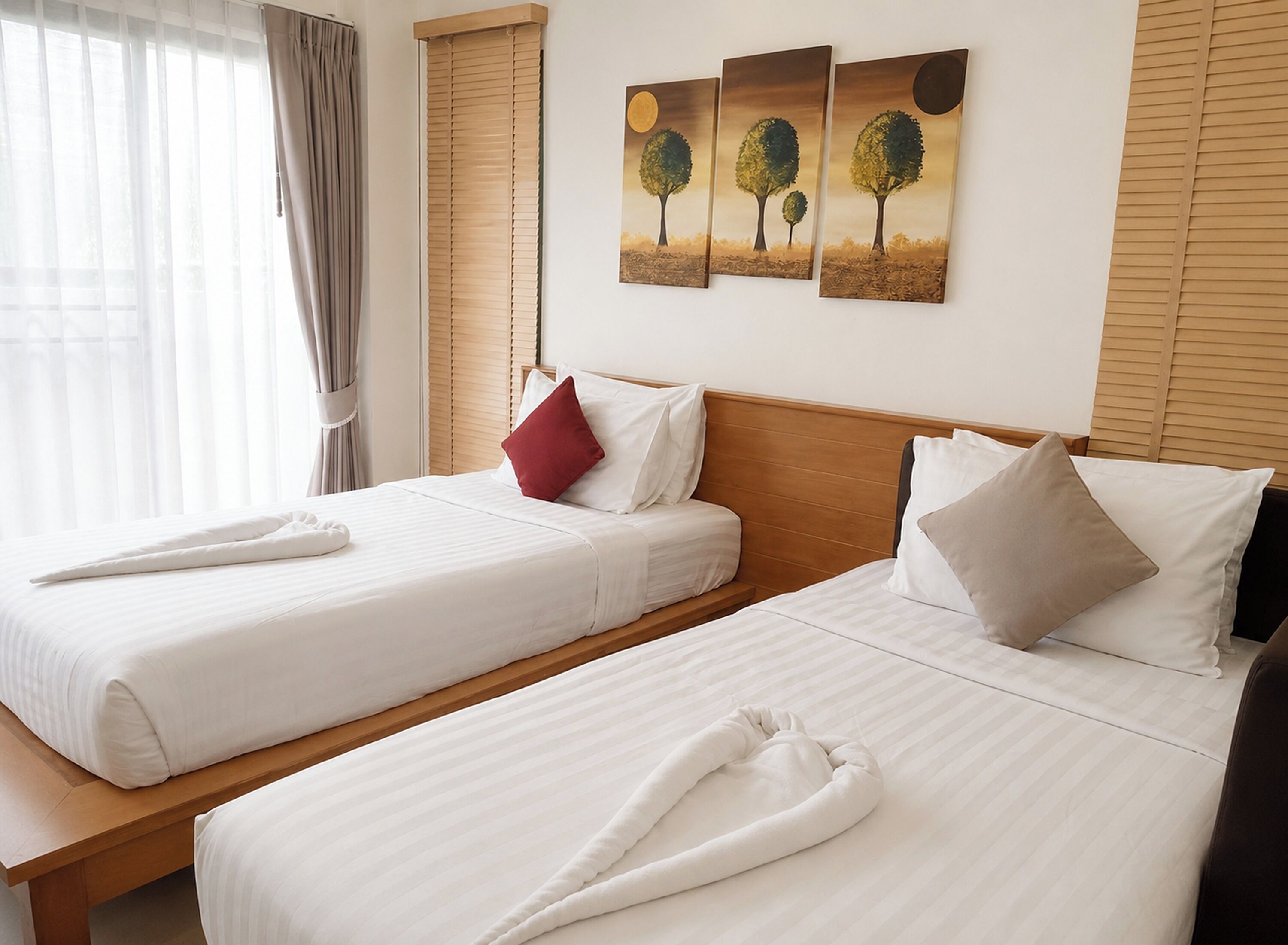Habitación superior con 2 camas individuales, planta baja | Minibar con artículos gratuitos, escritorio, cortinas opacas