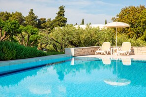 Seasonal outdoor pool, pool umbrellas, sun loungers - Aminess Vival Casa Velaris  (Supetar)