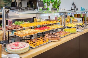 Breakfast and dinner served, Regional cuisine - Aminess Vival Casa Velaris (Supetar)