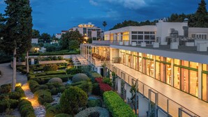 A modern hotel with a rooftop terrace, well-manicured gardens, and a clear view of the surrounding area. - Aminess Vival Casa Velaris  (Supetar)