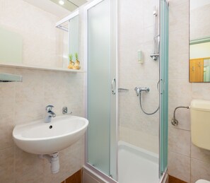 A bathroom with a sink, a shower, and a toilet. - Aminess Vival Casa Velaris  (Supetar)