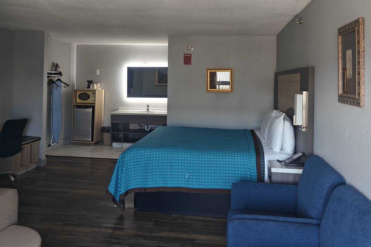 King room | Iron/ironing board, WiFi (free), bed sheets