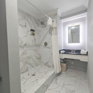 Penthouse Apartment | Bathroom | Shower, free toiletries, towels - Mountain Vista Inn & Suites (Pigeon Forge)