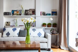 Living area | 32-inch flat-screen TV with satellite channels, TV, iPod dock - Casa Bevant (Buenos Aires)