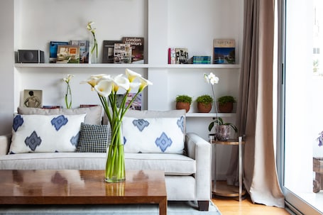 Living area | 32-inch flat-screen TV with satellite channels, TV, iPod dock. Casa Bevant