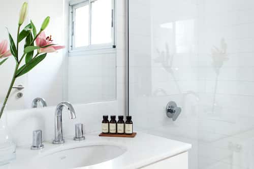 Kostenlose Toilettenartikel, Haartrockner, Bidet, Handtücher