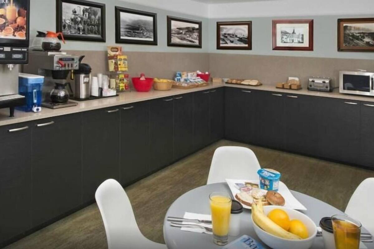 free daily continental breakfast