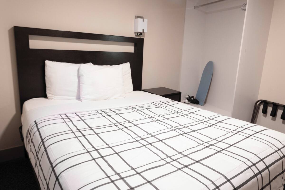 Suite, 2 habitaciones, vista a la montaña | Edredón, escritorio, tabla de planchar con plancha y wifi gratis 