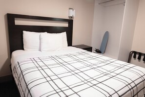Suite, 2 Bedrooms, Mountain View | Gebar bulu kapas, meja, seterika/papan seterika, Wi-fi percuma 