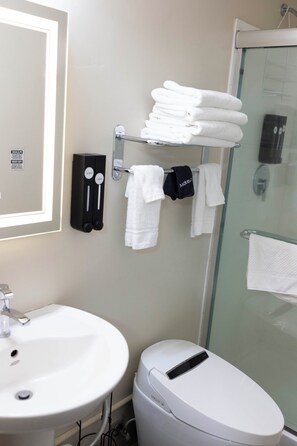 Room, 1 King Bed | Bathroom - Basalt Mountain Inn (Basalt)