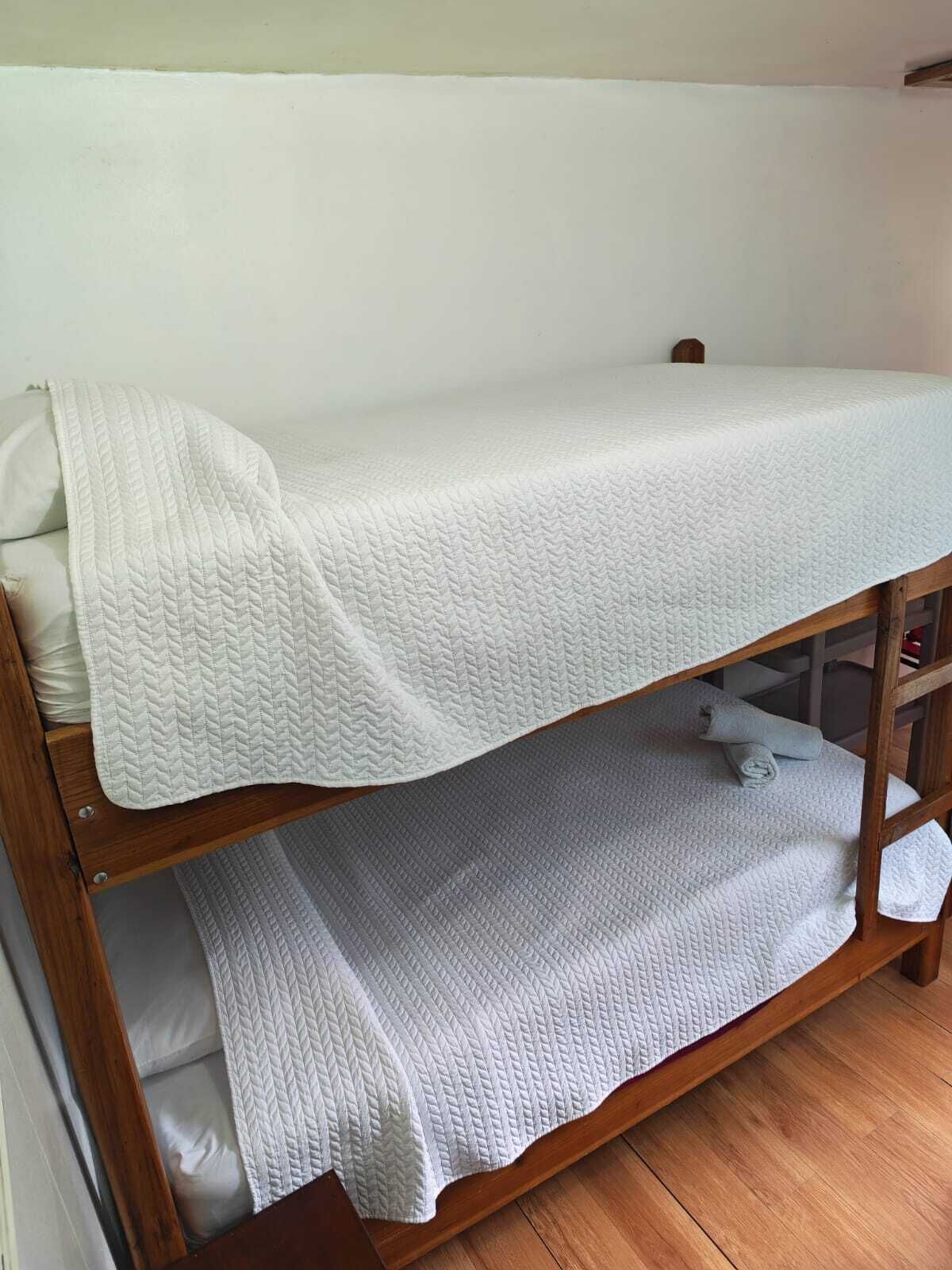 이코노미룸, 발코니 (Bunk Bed) | 고급 침구, 객실 내 금고, 각각 다르게 가구 비치, 책상