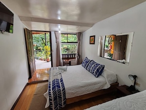 Ropa de cama de alta calidad y caja de seguridad en la habitación