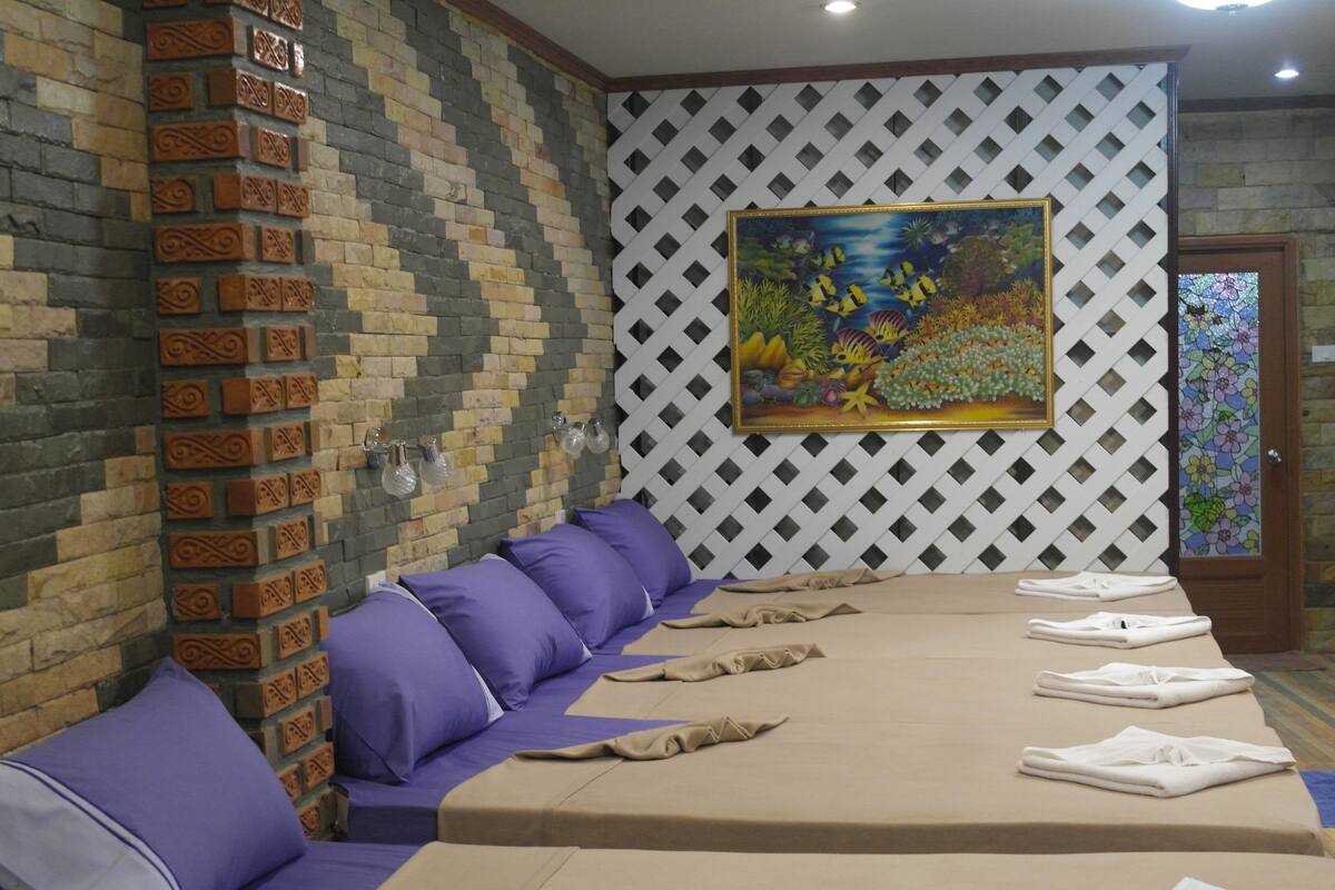 Family Room (8 Pax) | Desk, rollaway beds, free WiFi