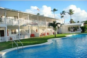 Una piscina al aire libre