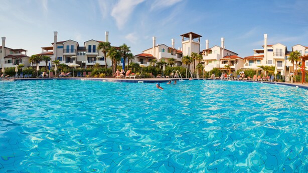 Outdoor pool, pool umbrellas, sun loungers - Villaggio a Mare (Caorle)