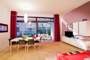 Vil·la, 3 dormitoris (8 pax) | Sala d'estar | Televisor de pantalla plana 