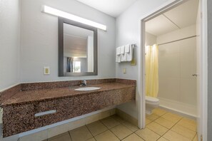 Shower, hair dryer, towels - Motel 6 Stockbridge, GA – Hwy 138 W (Stockbridge)