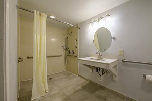 Accessible bathroom - Motel 6 Stockbridge, GA – Hwy 138 W (Stockbridge)
