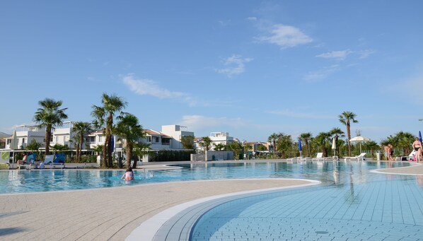 Seasonal outdoor pool, pool umbrellas, pool loungers - Villaggio Laguna Blu (Caorle)