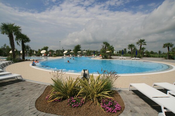Piscine extérieure (ouverte en saison), parasols de plage