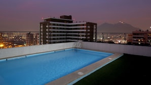 Outdoor pool - Hotel Capital San Pablo (Santiago)