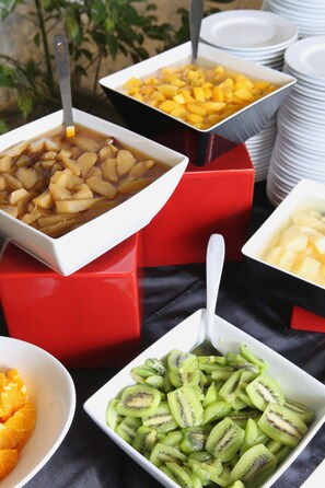 Desayuno buffet todos los días (USD 10 por persona) 