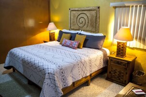 Muebles diferentes, cortinas blackout y tabla de planchar con plancha 