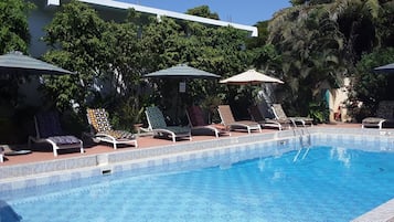 Piscine extérieure, chaises longues