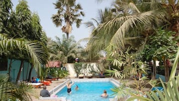 Piscine extérieure, chaises longues