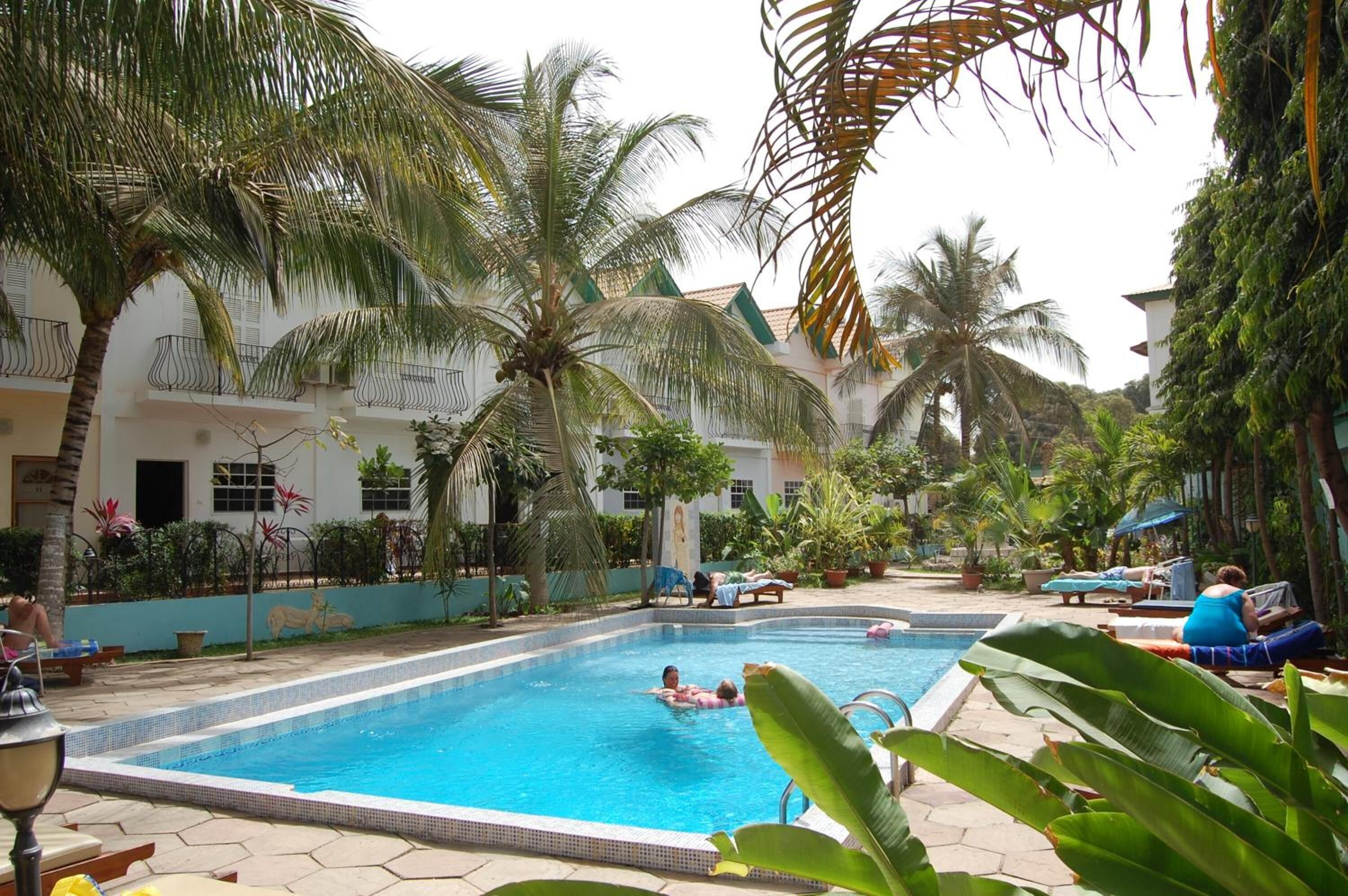 Piscine extérieure, chaises longues