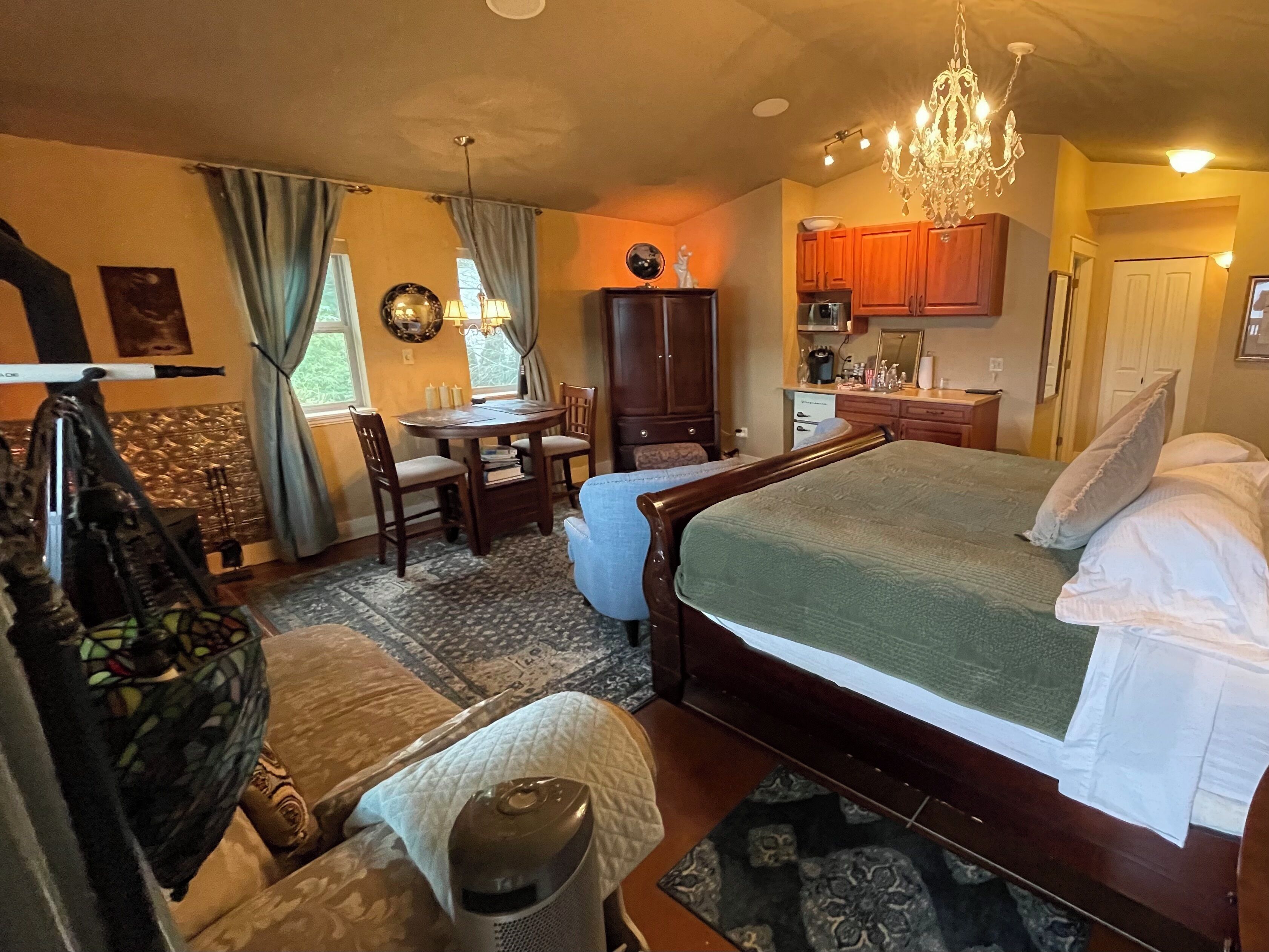 スイート キングベッド 1 台 パティオ オーシャンビュー | ピロートップベッド、客室ごとに異なる装飾、客室ごとに異なるインテリア、WiFi (無料)