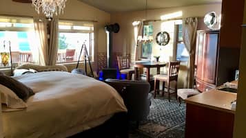 Suite, 1 très grand lit, patio, vue sur l’océan | Lit avec matelas à plateau-coussin, décor unique, ameublement unique