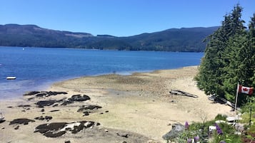 Sulla spiaggia, lettini da mare, ombrelloni, teli da spiaggia