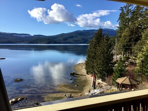 Pillow-top beds, individually decorated, individually furnished - The Tuwanek Hotel and Spa (Sechelt)