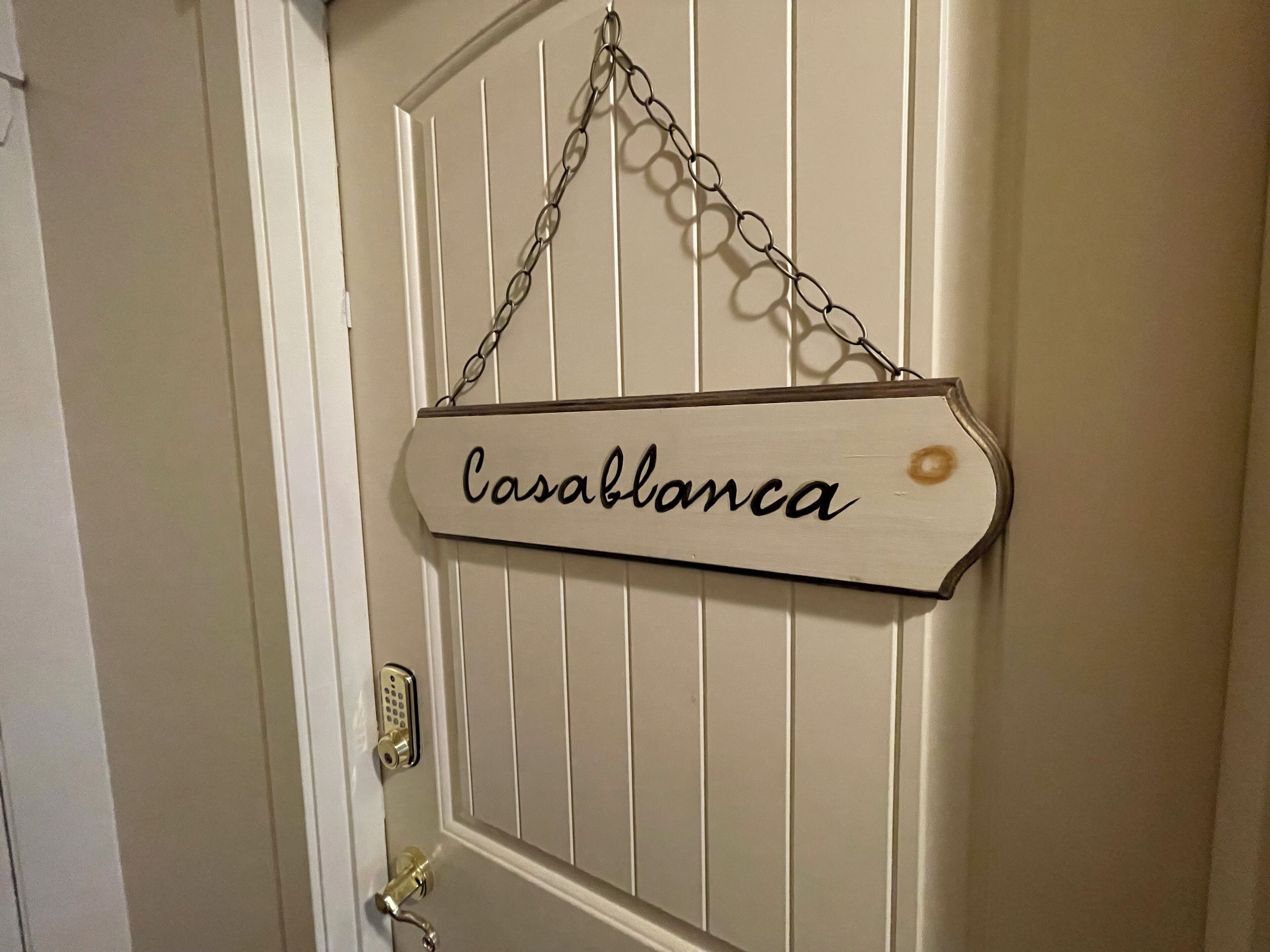 Una puerta con un letrero que dice 'Casablanca' y una cadena colgando encima.