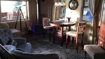 Un salon chaleureux avec une cheminée, une table à manger et des sièges confortables.
