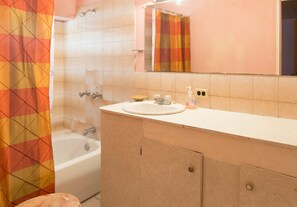 Habitación estándar doble, 1 cama doble | Baño | Bañera y ducha independientes, secador de pelo y toallas